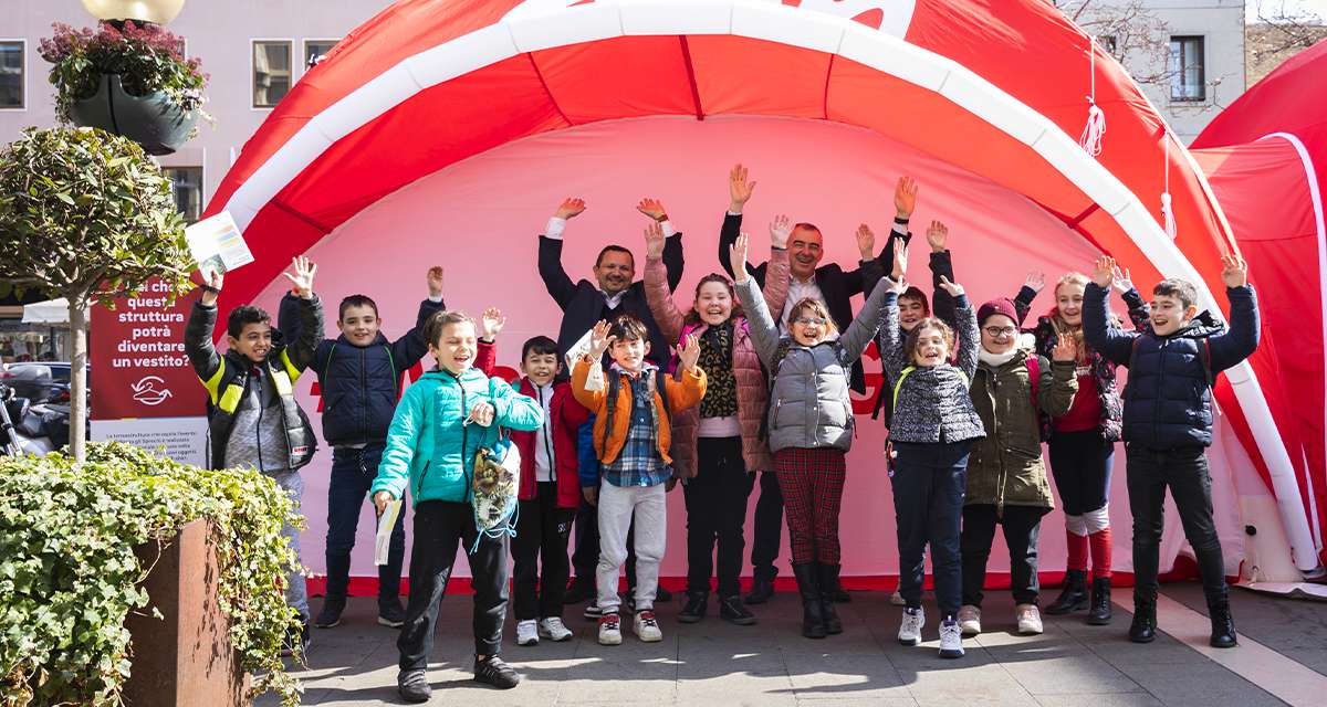 Bambini festeggiano sul palco durante la tappa finale del Progetto Scuole E.ON
