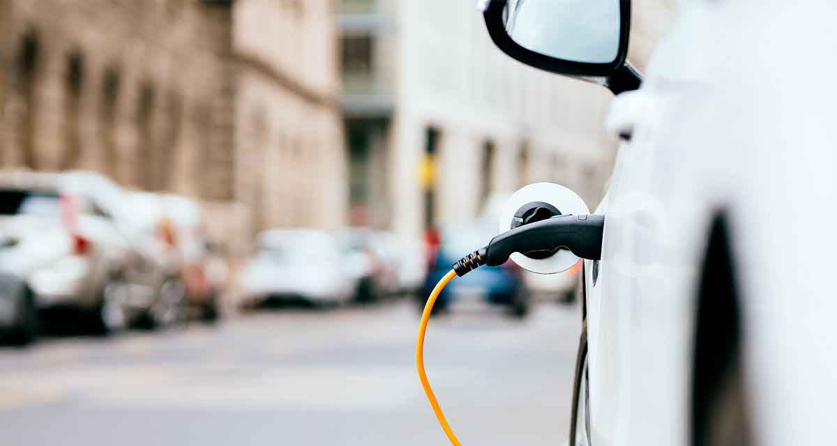 Un’auto in ricarica: la diffusione delle colonnine favorisce la mobilità elettrica