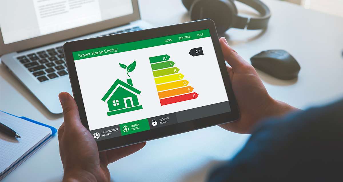 Una persona consulta su un tablet le classi energetiche delle case