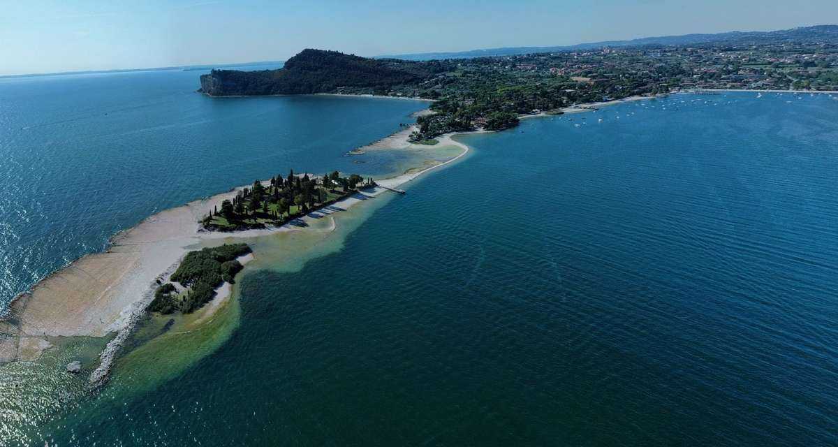 Panoramica di un lago dall’alto, per valutare come cambia il paesaggio a causa delle attività umane