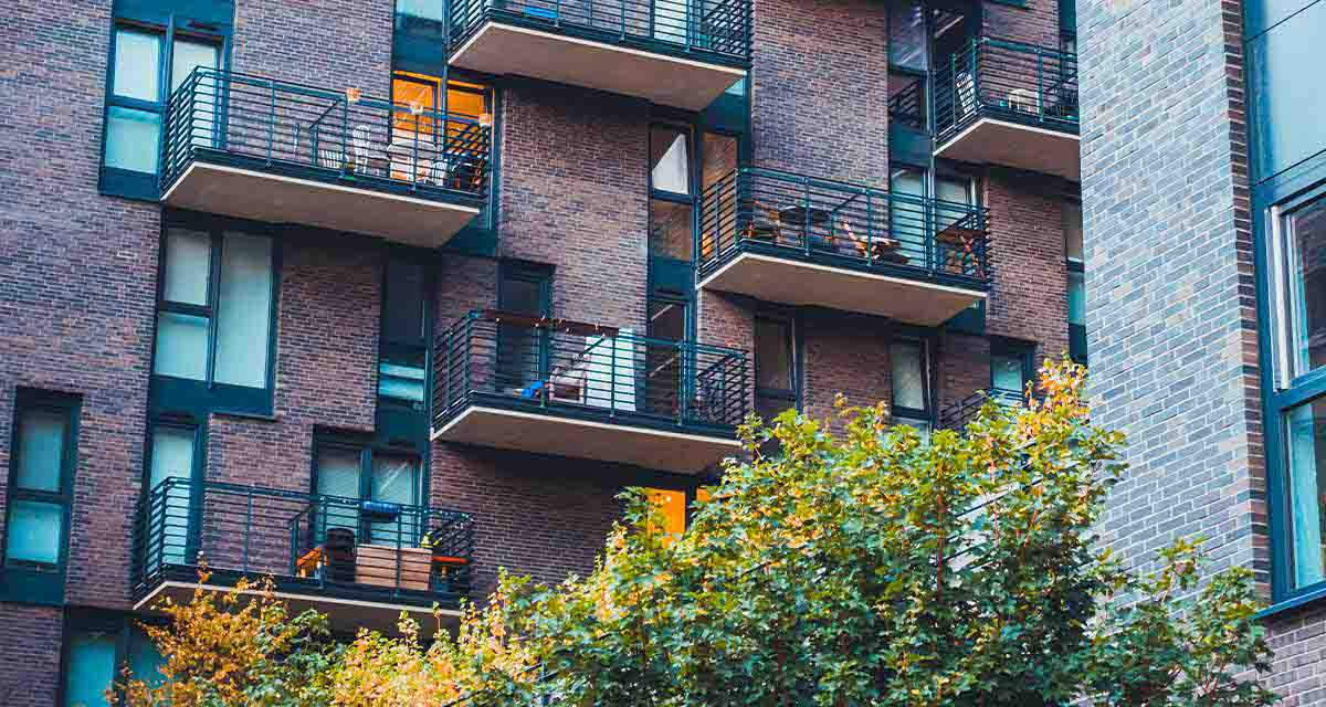 Facciata di un palazzo condominiale: il supporto agli amministratori è decisivo per scelte consapevoli come il fotovoltaico in condominio