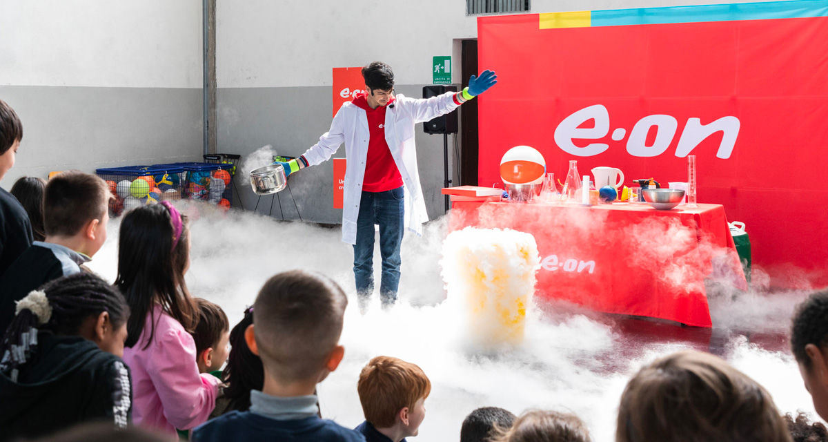 Una scolaresca assiste a un esperimento scientifico in un laboratorio organizzato per il Progetto Scuole E.ON (prima immagine) - Sala Zuccari, Palazzo Giustiniani a Roma, con Luca Conti, CEO di E.ON Italia, e rappresentanti di Pleiadi, Meteo Expert e delle Istituzioni (seconda immagine)