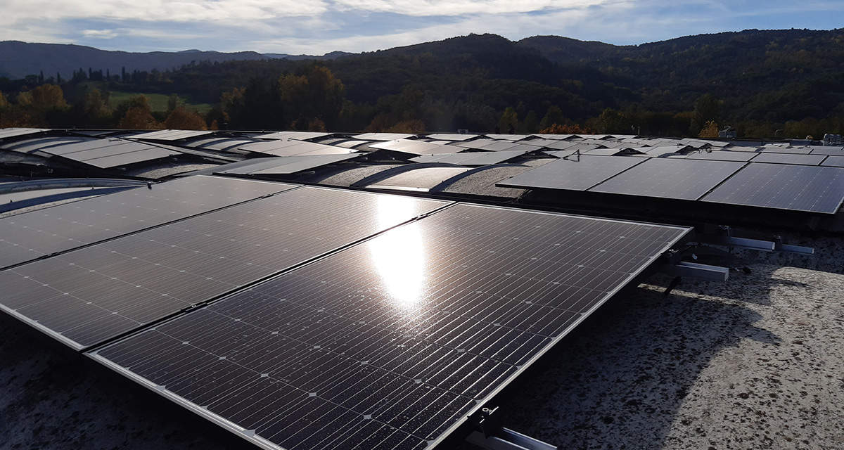Un campo fotovoltaico: il sole fornisce l’energia perfetta anche per un’alimentazione sostenibile