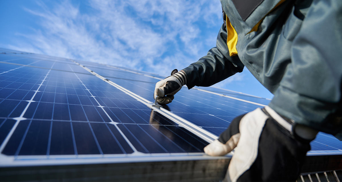 Un tecnico installa un pannello fotovoltaico