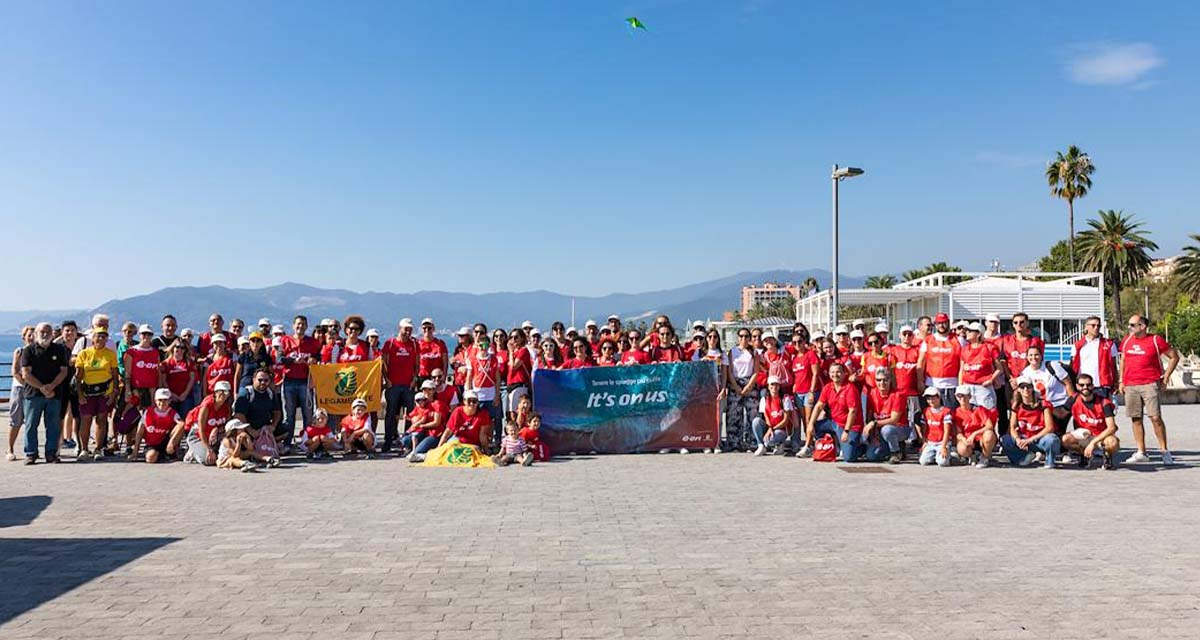 Volontari E.ON e di Legambiente in una giornata di pulizia delle spiagge 
