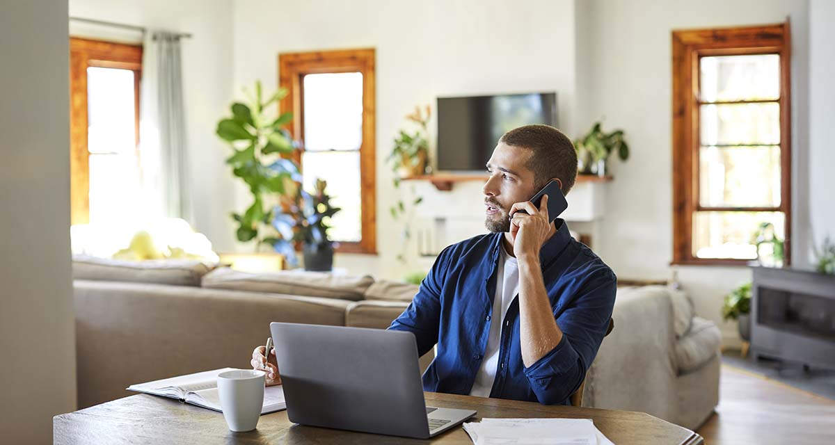 Un giovane uomo al telefono con un operatore energetico: con qualche accortezza è possibile difendersi dalle truffe telefoniche