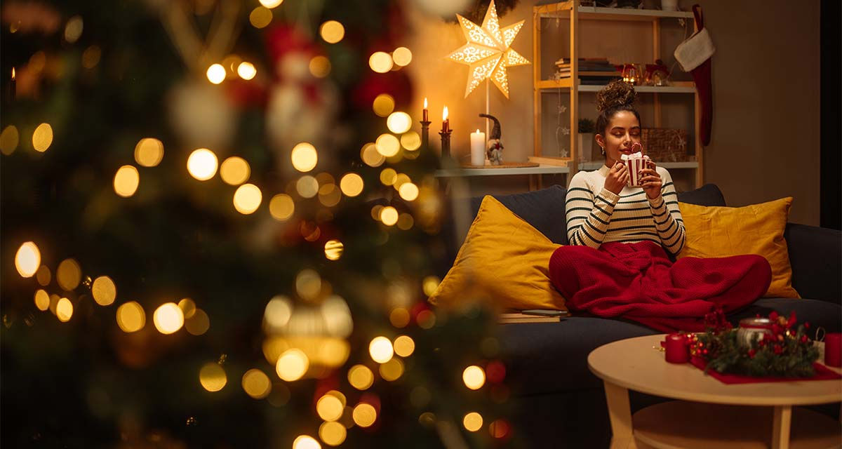 Interno domestico con albero di Natale: si possono conciliare attenzione ai consumi energetici e comfort ambientale.