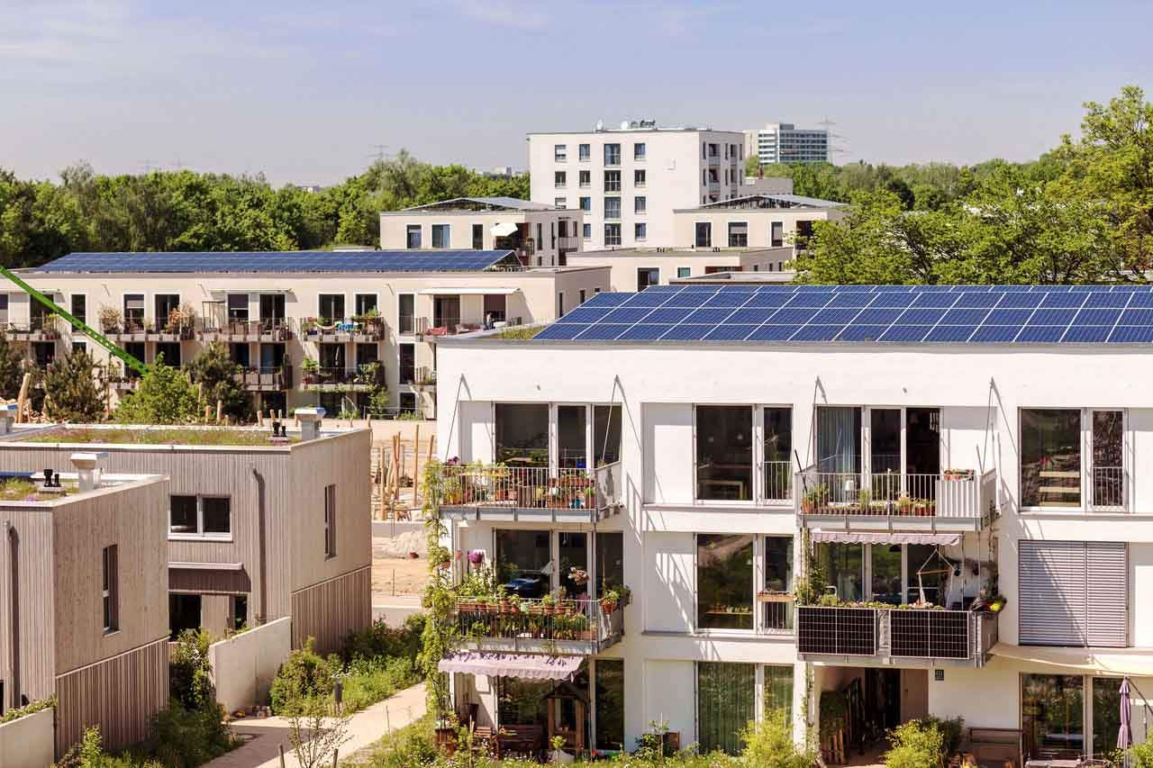 Pannelli fotovoltaici su alcuni edifici, esempio di comunità energetica rinnovabile in città