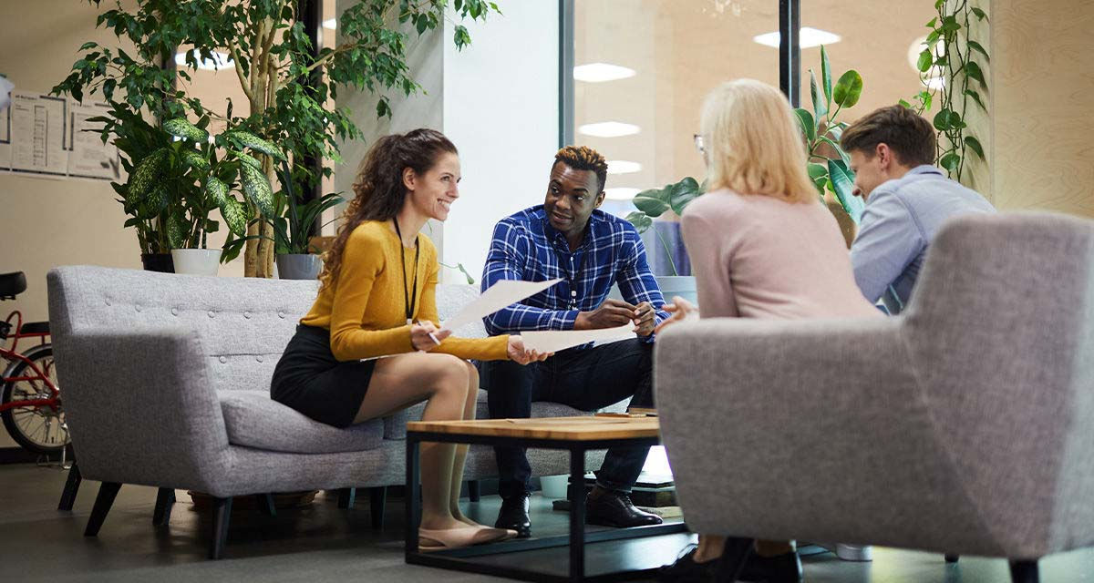 Un gruppo di condòmini discute intorno a un tavolo: la procedura per l’autoconsumo collettivo è snella