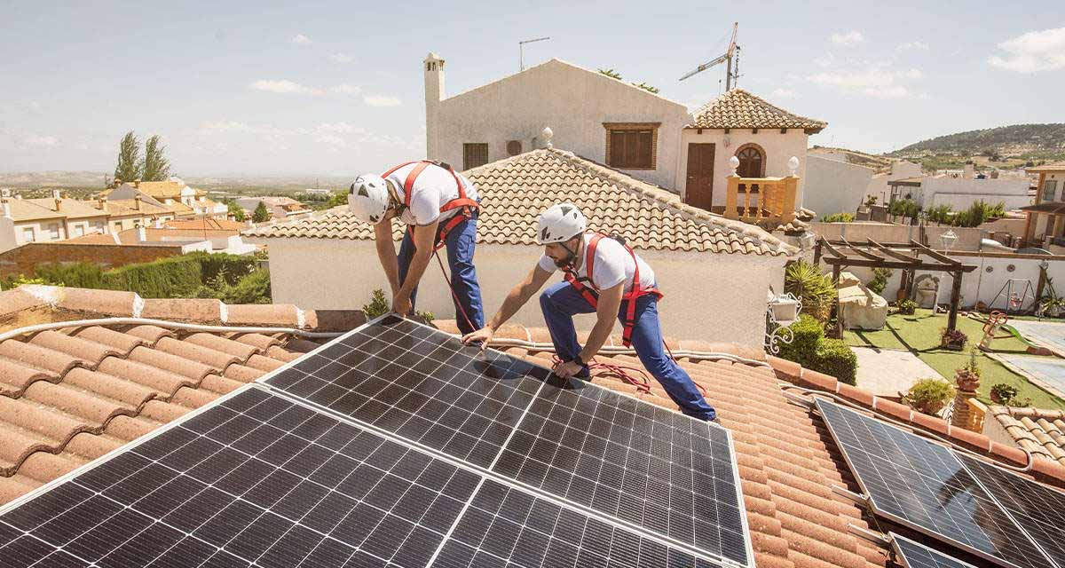 Tecnici completano il controllo dei pannelli su un tetto per una corretta manutenzione dell'impianto fotovoltaico