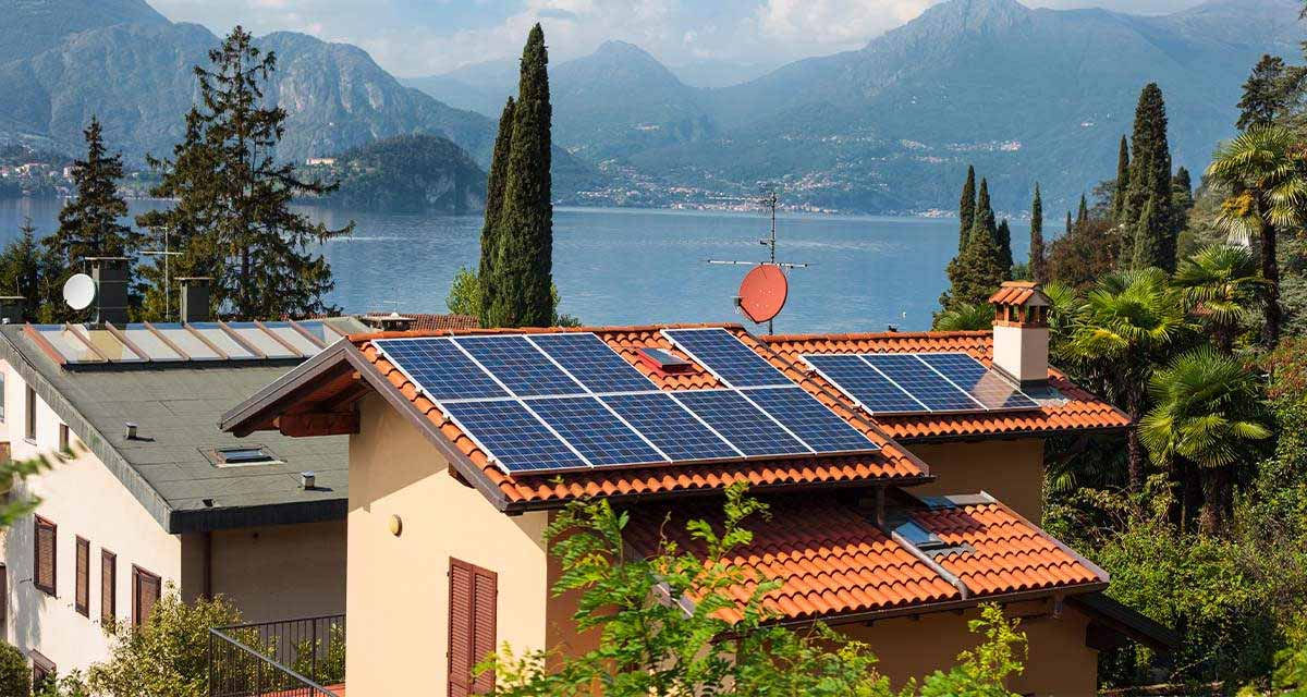 Vista panoramica di un impianto fotovoltaico orientato al sole in una giornata soleggiata