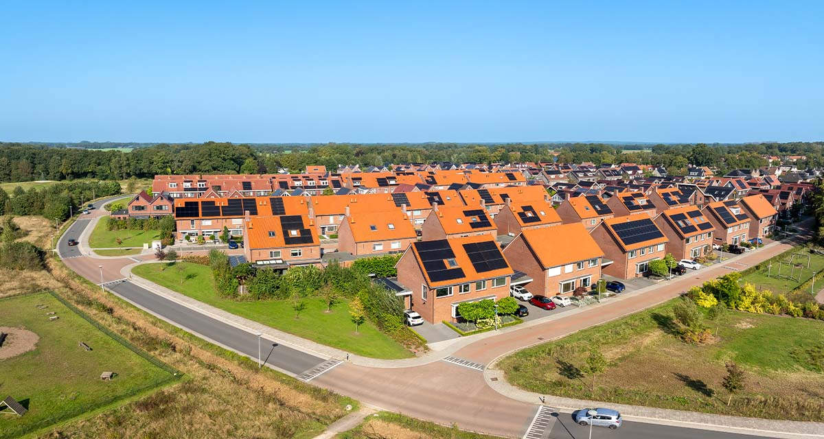 Quartiere residenziale con impianti fotovoltaici integrati in una CER: autoconsumo collettivo e sostenibilità energetica sono incentivati dal PNRR