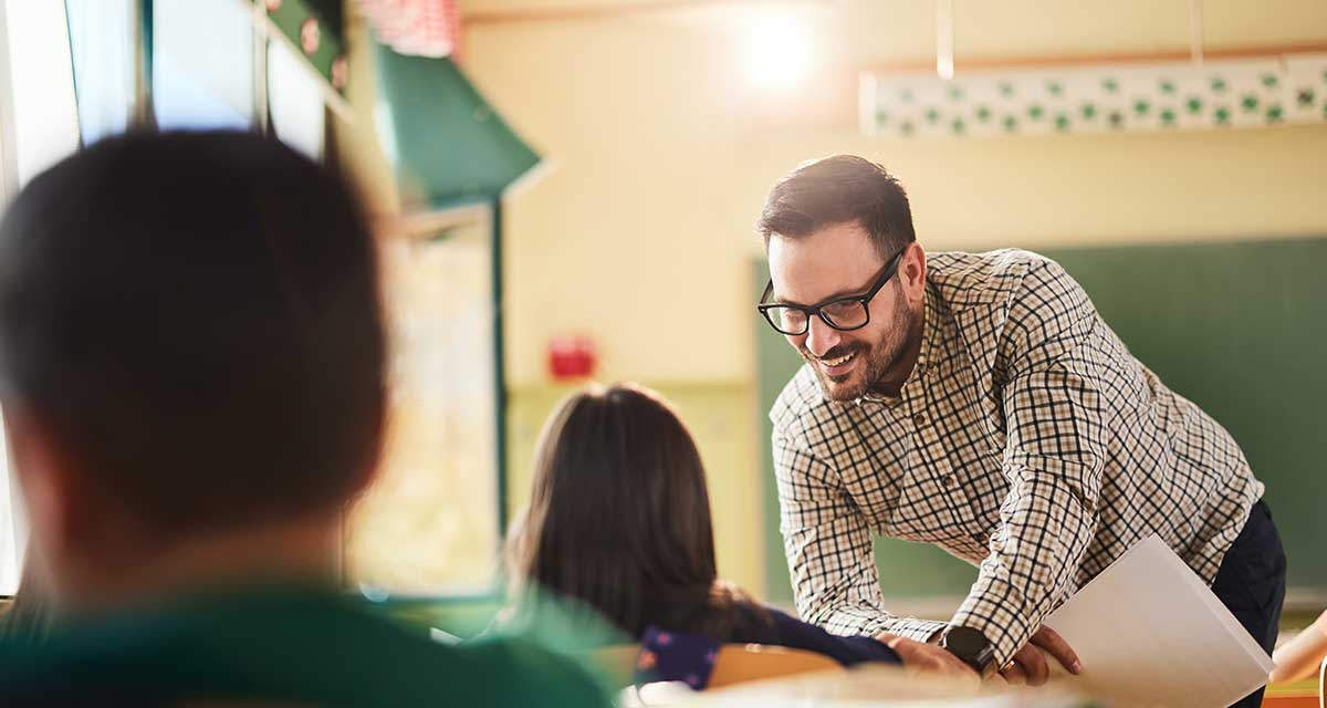 Un insegnante con una giovane allieva: la sostenibilità e la biodiversità si studiano meglio a scuola