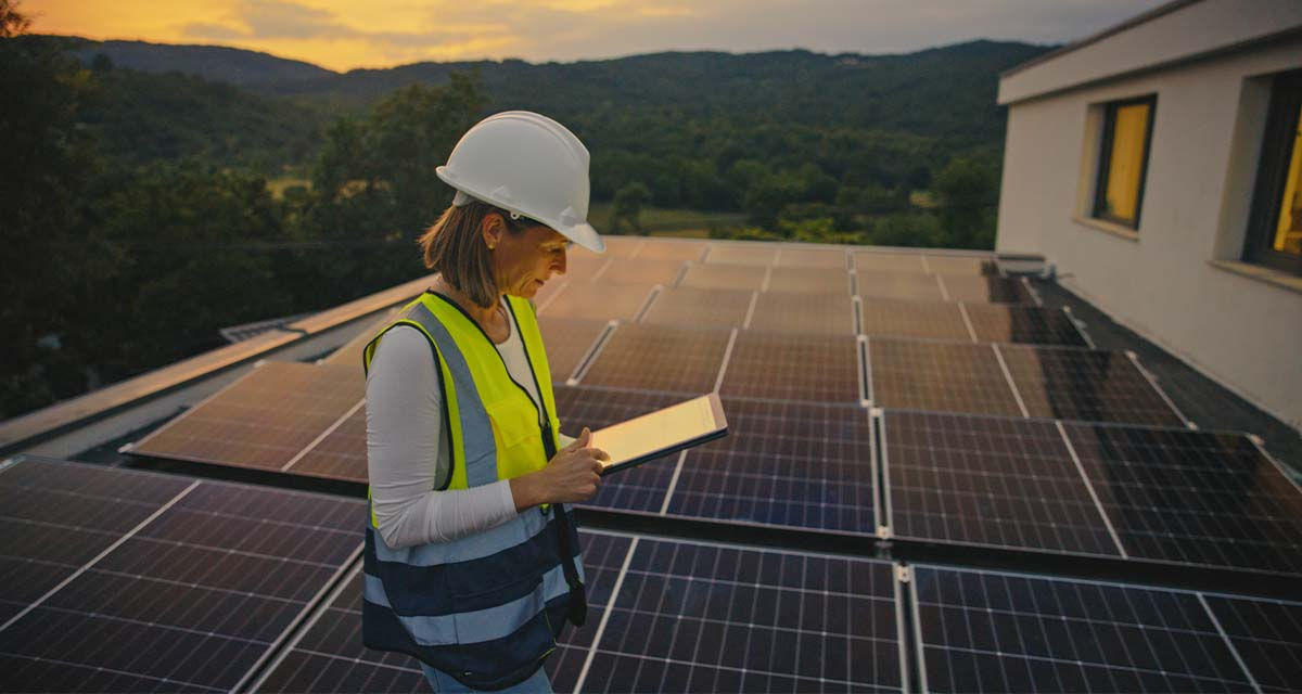 Una tecnica controlla la produzione di un impianto fotovoltaico su un tetto