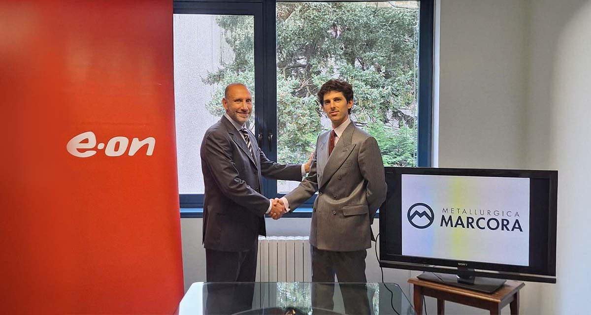 Fabio Rossi, Head of Sales B2B Large di E.ON, e Andrea Marcora, Metallurgica Marcora Spa, si stringono la mano per l'accordo sul fotovoltaico industriale
