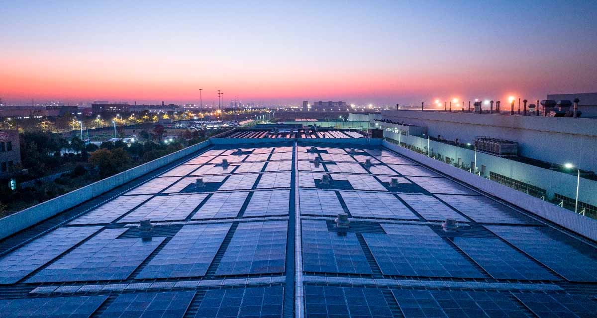 Un tetto con una distesa di moduli fotovoltaici, l’acquisto dei quali è sostenuto dall’iperammortamento fiscale