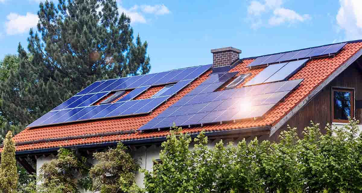 Pannelli fotovoltaici sul tetto di una villa: le offerte sugli impianti fotovoltaici aiutano la diffusione delle fonti rinnovabili